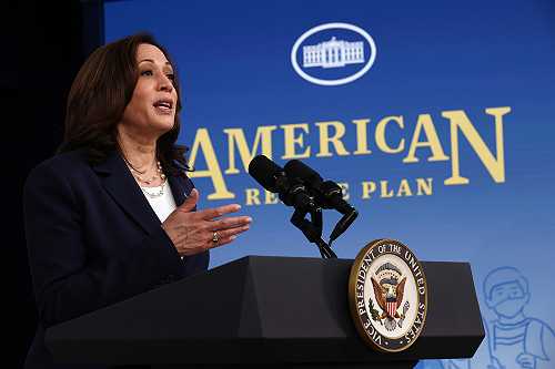 Kamala Harris encourages a nervous worker during his speech - TheGrio